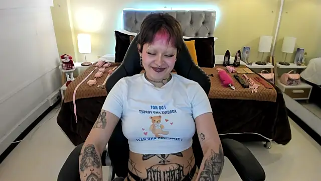 saskia_vellour (F young) - Welcome, beautiful. 😍