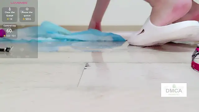 vicki-66 (F young) - 无缝裆丝袜隔丝插入大鸡鸡潮吹 听指挥 逼逼特写 爆操粉穴 足交 口交25分钟