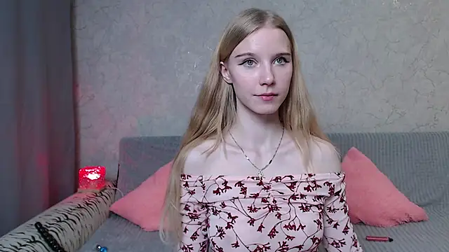 cutieblondegirl (F teen) - Play with pussy without pantie