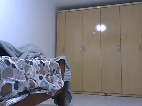 JUNINHOLEKEJR webcam