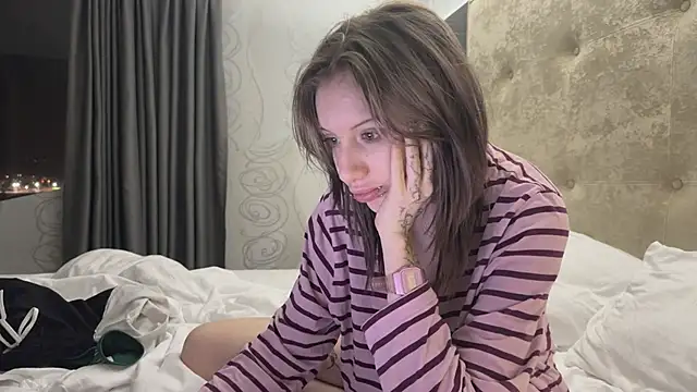 moundliicht1 (F teen) - suck nipples