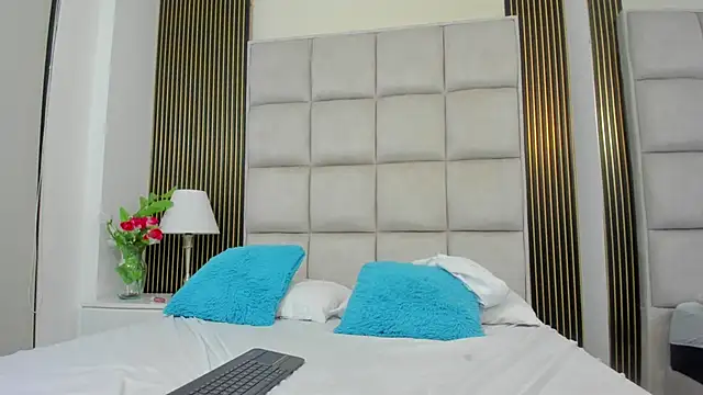 sarah-young1 (F teen) - Play my bigboobs