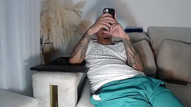 adrew_fox (M young) - masturbate and put oil on myself