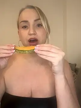 BootyQueenApril webcam