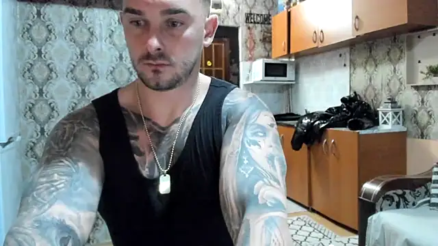 jonmusclemaster (M young) - T-shirt off and play hard cock