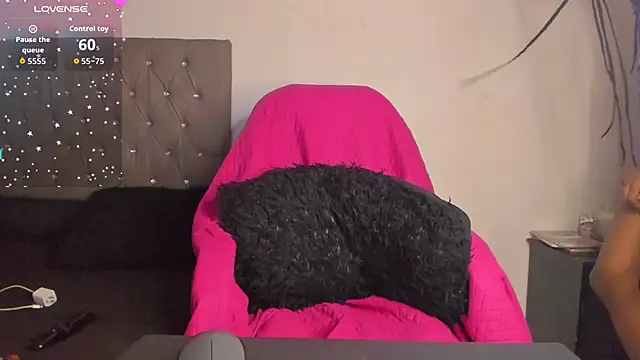 valeria_montess (T young) - show cum in public