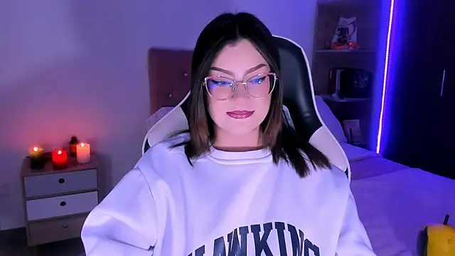 OphelianaRose33 live cam screenshot female on Clip20 – Short Porn Clips & Live Cams