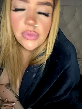 CurvyGirlMyla webcam