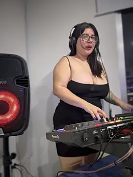 horny_roomiess (F young) - fountain squirt