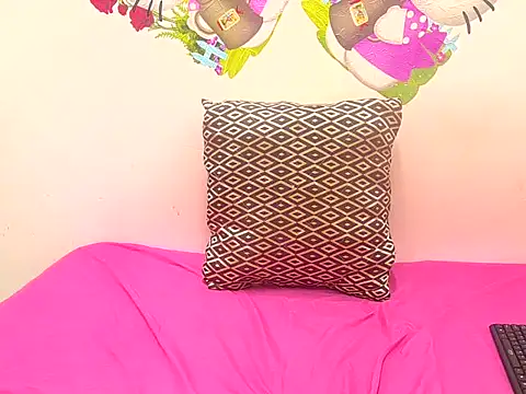 NaughtyChic28 webcam