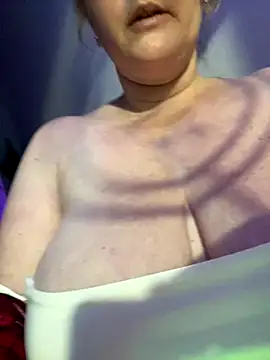 laceygreen (F milf) - Flash pussy for 2 mins