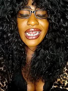 AmazonianMistress webcam