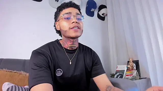 santi_xximo - Santi_xximo's free webcam - UK Sex Cams