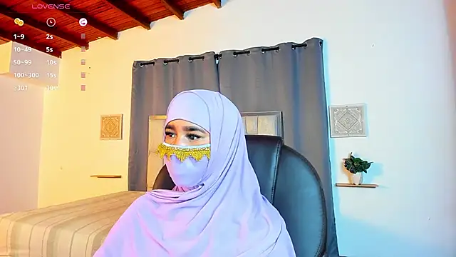 kalila_latif (F teen) - Show big ass and dance😈💦