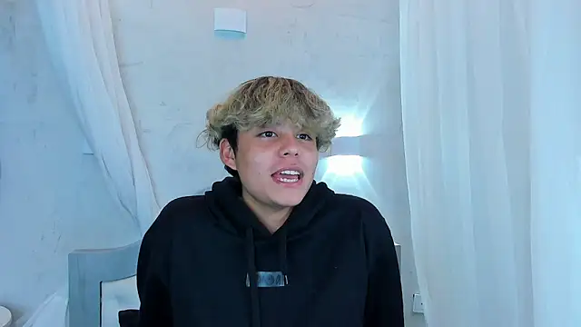 nathan_bell (M twink) - a finger in