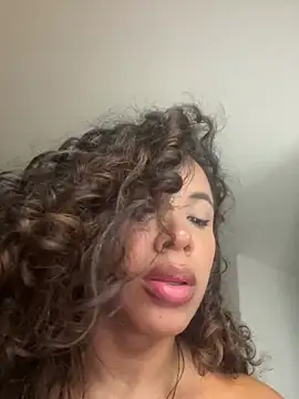 brunettexio (F young) - Play dildo