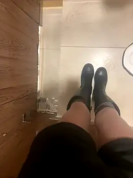 yimisun01 (F milf) - 户外超刺激……偷偷夹着小粉玩……国王👑完成✅上身真🈳3分钟