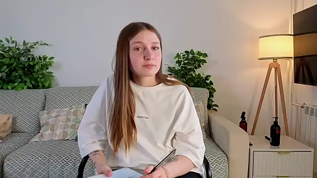 lesafeldker (F teen) - Show my collarbone