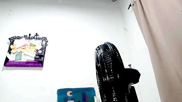 PetiteIvoryQueen19 webcam