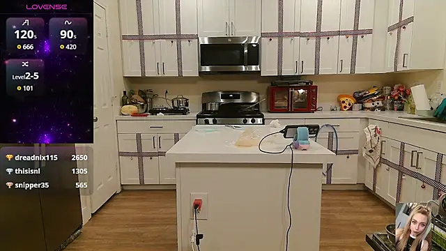 Blondiewithanass webcam