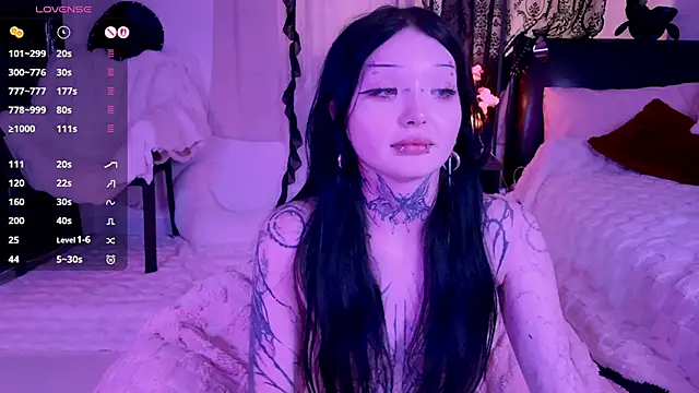 lein_bone (F teen) - show my pierced tits