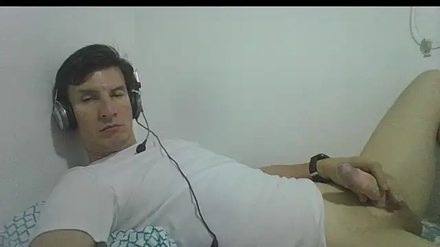 carliesexyman webcam