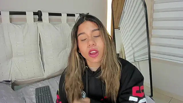 Rachell_criss webcam