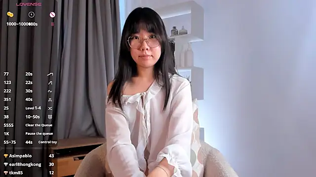 udeladodson (F teen) - Squeeze my boobs so close to cam