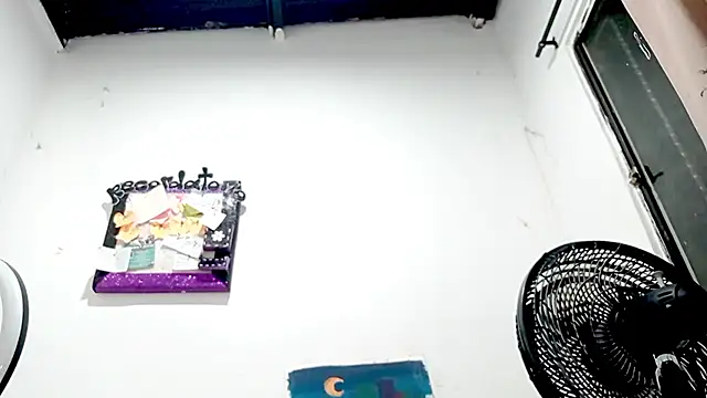 PetiteIvoryQueen19 webcam