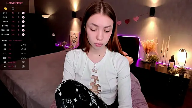 millibrown_ (F teen) - Handbra + massage tits close to cam