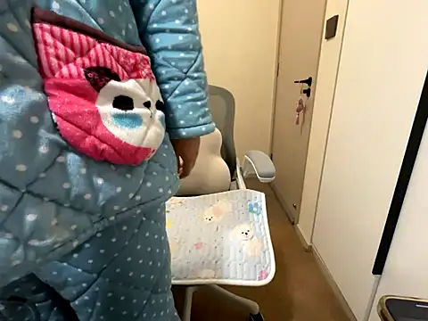 xena0501 (F young) - 小粉控制 m腿 翘屁股