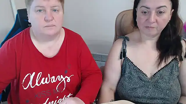 bertie_adeline (G milf) - hot kiss and lick  boobs