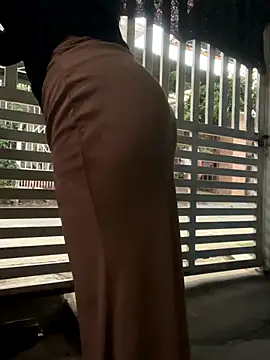 bigassbee (F young) - Teasing me leaking in public