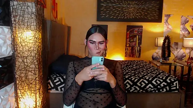 ElegantKellyUncutTS webcam