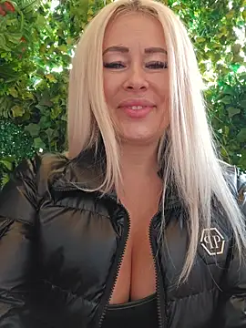 milfbarby (F milf) - Make me squirt in public place