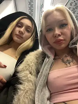 babydolll (Ask my age) - Massage boobs Ellie in street