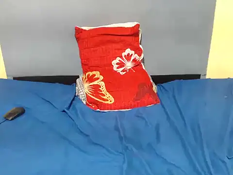 GoldenBooty18 webcam