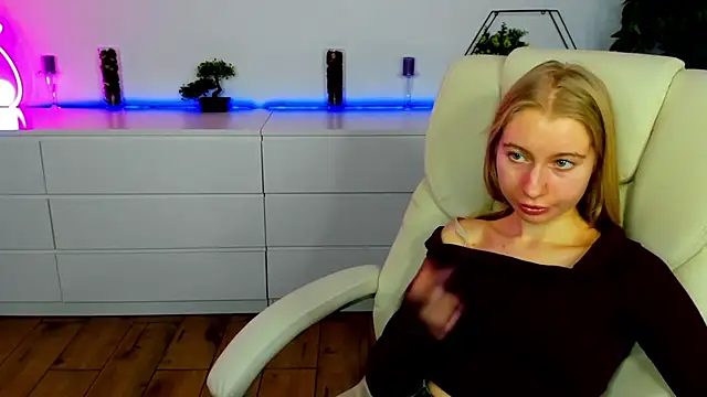 Alina_Blonde webcam