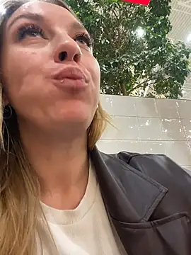 sweet___emily (F young) - flash wet pink pussy lips closeup ??