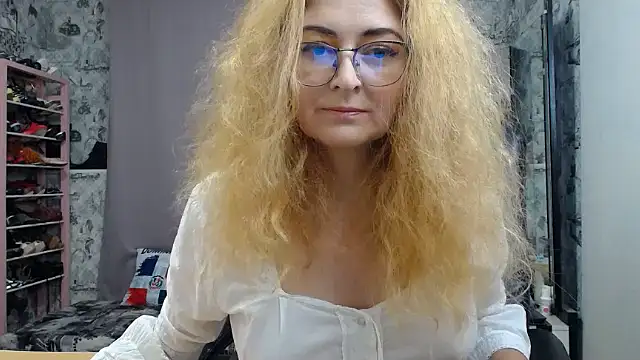 helen1974 (F mature) - Lotion On Butt!