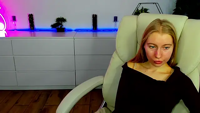 Alina_Blonde webcam