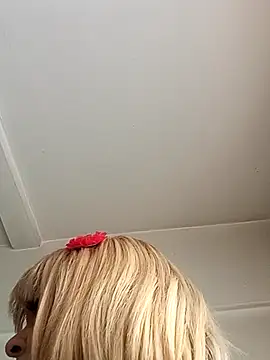 blondebitchlitle webcam