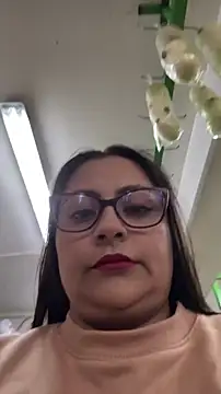 angie_e (G young) - 🤤open lips in store in public