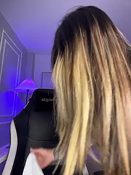 honeymollyx (F young) - Topless & oil + bounce boobs