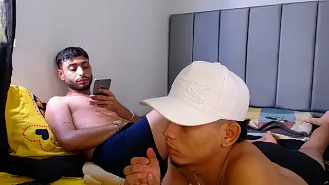 Sexy_accommodating_guys