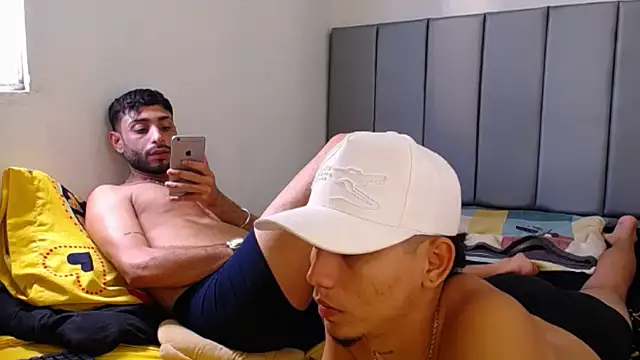 Sexy_accommodating_guys