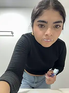 giselortiz (F young) - My thong aside under the table,CARESS ME