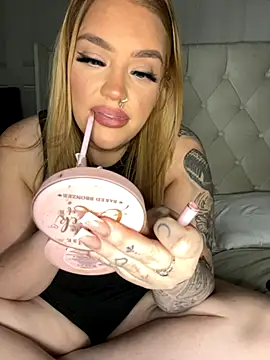 CurvyGirlMyla webcam