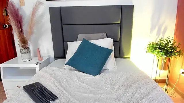 MiaHertz webcam stripchat model stream image