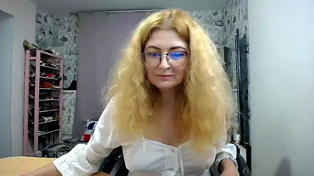 helen1974 (F mature) - Lotion On Butt!